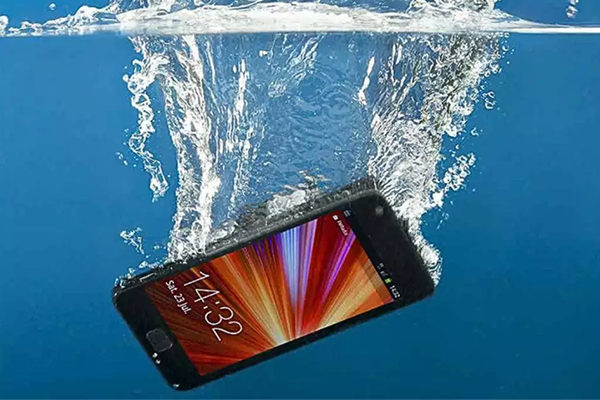 Réparer un smartphone tombé dans l’eau : Solutions avancées.
